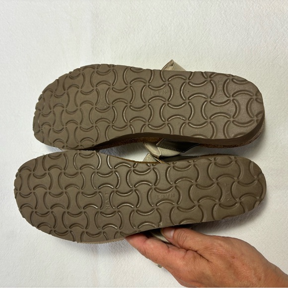 NAOT  Sandles beige with silver sparkles size 38 (7.5) - Picture 6 of 8